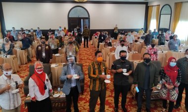 'Ngopi Coi' di Pekanbaru Bermasker dan Ber-face Shield