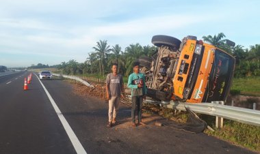 Tidak Patuh Rambu Lalu Lintas, Truk Terguling di Tol Dumai