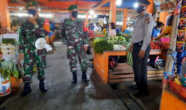 Koramil 04/Limapuluh Sosialisasikan Penerapan Protokol Kesehatan Covid-19 ke Padagang