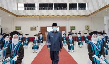 Prilaku Hidup Baru, Wisudawan Akbid Husada Gemilang Bermasker dan Bersarung Tangan