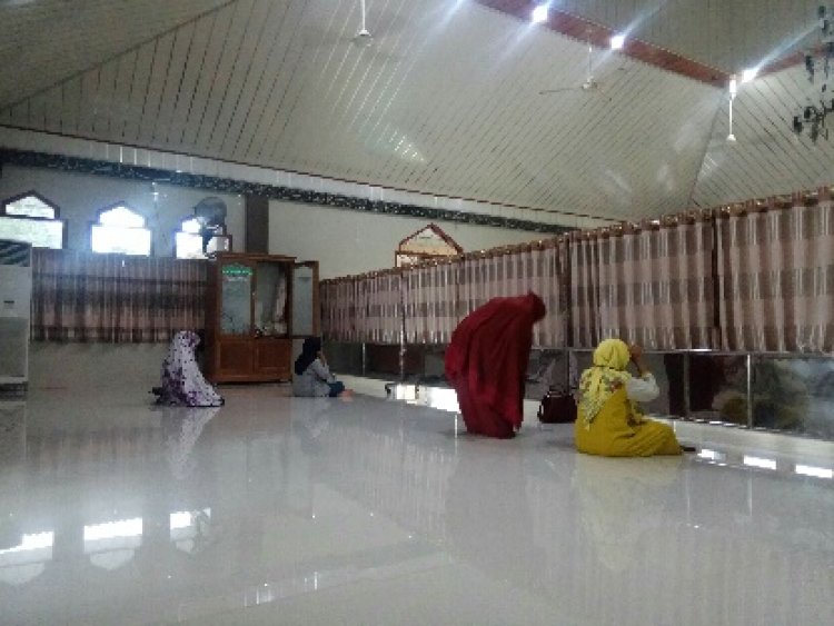 Kebiasaan Hidup Baru, Dari  Bawa Perlengkapan Salat Sendiri Hingga tak Bersajadah di Masjid