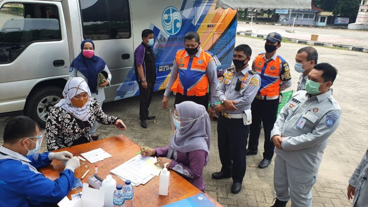 Jasa Raharja Cabang Riau Gelar Pengobatan dan Rapid Tes Agen Bus dan Penumpang Terminal Payung Sekaki