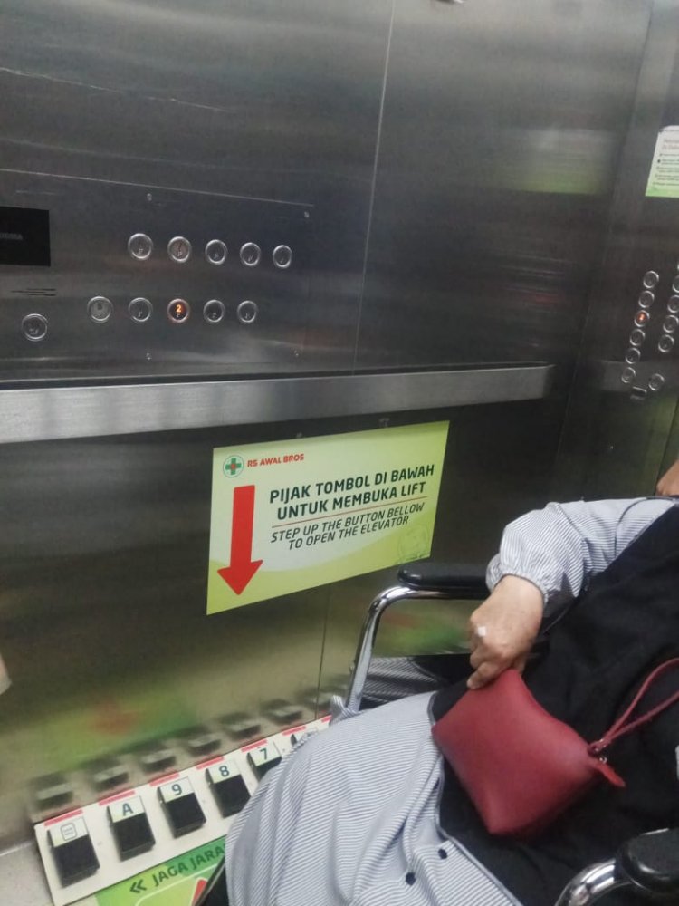 Rumah Sakit di Pekanbaru Gunakan Pedal Kaki untuk Tombol Lift