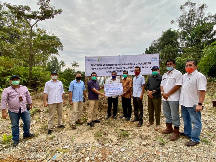 PTPN V Bantu Perbaiki Jalan, Warga Umpamakan Seperti Air di Padang Pasir