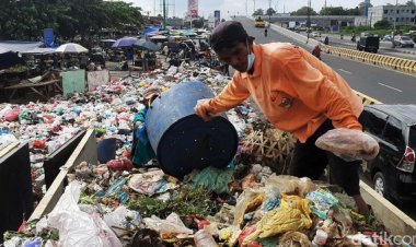 Buntut Tumpukan Sampah, Polisi Periksa Kadis LHK Pekanbaru