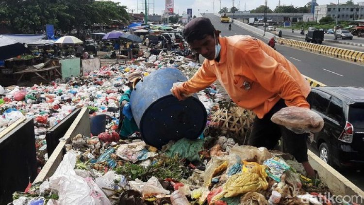 Buntut Tumpukan Sampah, Polisi Periksa Kadis LHK Pekanbaru