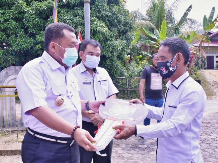 Bupati Kampar Serahkan Bantuan Ambulance di Gunung Sahilan