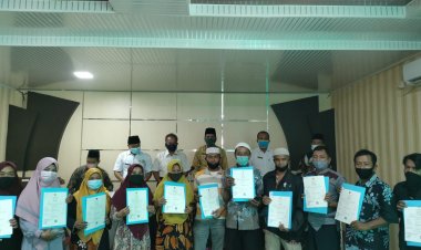 Serahkan Sertifikat Halal ke-15 Pelaku Usaha, Kakan Kemenag Minta Jaga Kualitas 