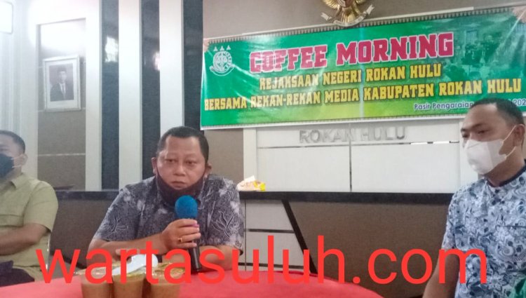 Kajari Rohul Pri Wijeksono Coffee Morning dengan Insan Pers
