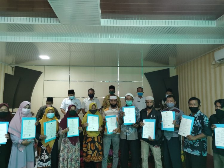 Serahkan Sertifikat Halal ke-15 Pelaku Usaha, Kakan Kemenag Minta Jaga Kualitas