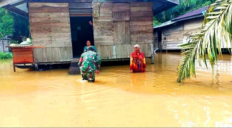 Babinsa Koramil 10 Kunto Darussalam Imbau Warga Waspada Banjir