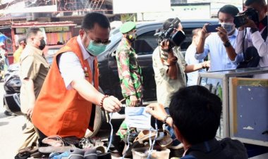 Tanggulangi Covid-19, Bupati Kampar Kembali Bagikan Masker,