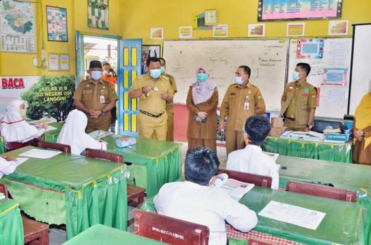 Pastikan Terapkan Prokes Siswa, Bupati Kampar Tinjau Pelaksanaan Belajar Tatap Muka