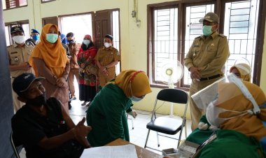 Bupati Siak Alfedri Tinjau Vaksinasi Massal di Sungai Apit