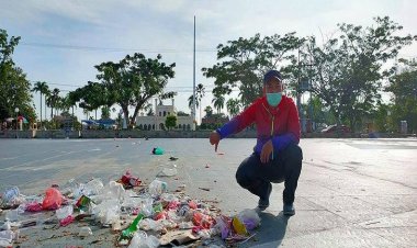 Tumpukan Sampah di Sekitar Istana Siak Bikin Husni Merza Urut Dada
