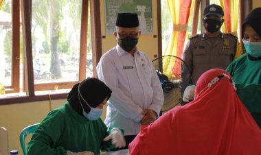 Sekdakab Siak Tinjau Vaksinasi Serentak, Arfan: Vaksin Aman, Jangan Takut