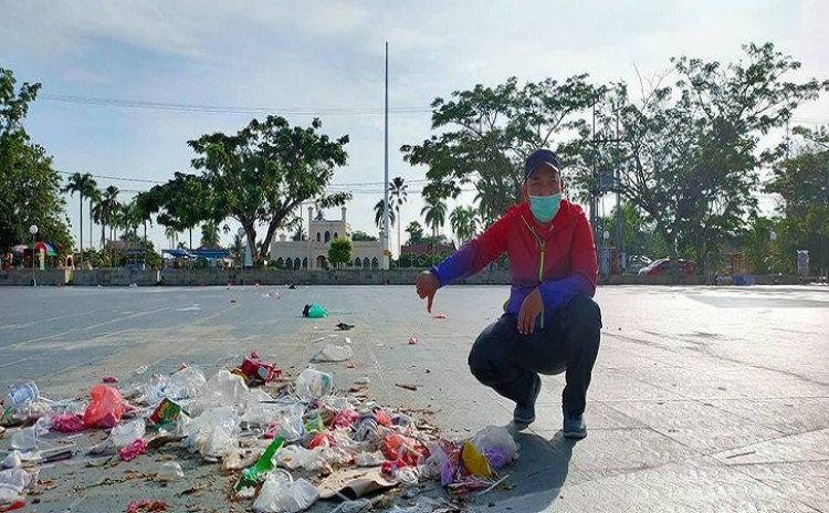 Tumpukan Sampah di Sekitar Istana Siak Bikin Husni Merza Urut Dada