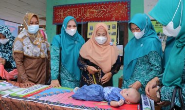 Ketua TP PKK Siak Serahkan Bantuan PMT di Kampung Sabak Permai