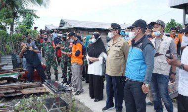Bupati Serahkan Bantuan Korban Longsor di Kuala Enok