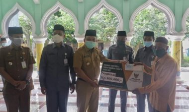 Salurkan Zakat di Kecamatan Siak,  Wabup Dukung Penuh BAZNas