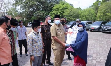Bupati Siak Salurkan Beras untuk Masyarakat Terdampak PPKM