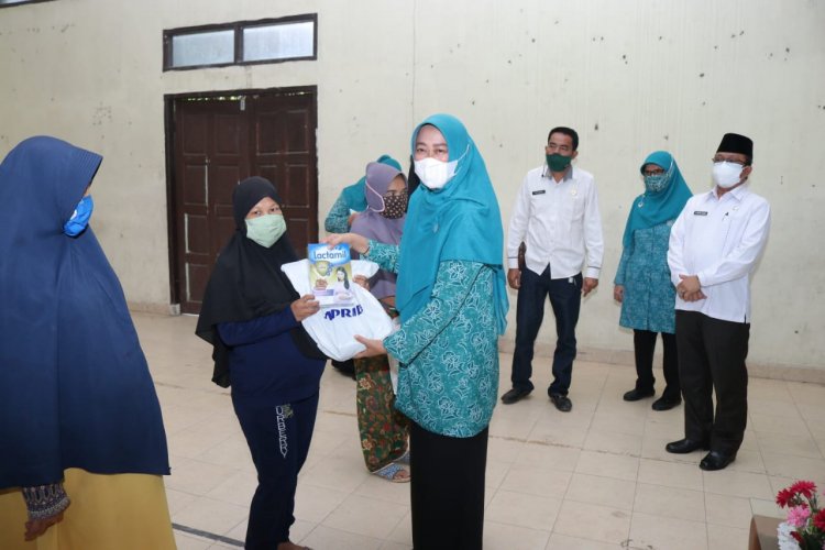 Sekda Siak Serahkan Bantuan Paket PMT untuk Balita dan Ibu Hamil
