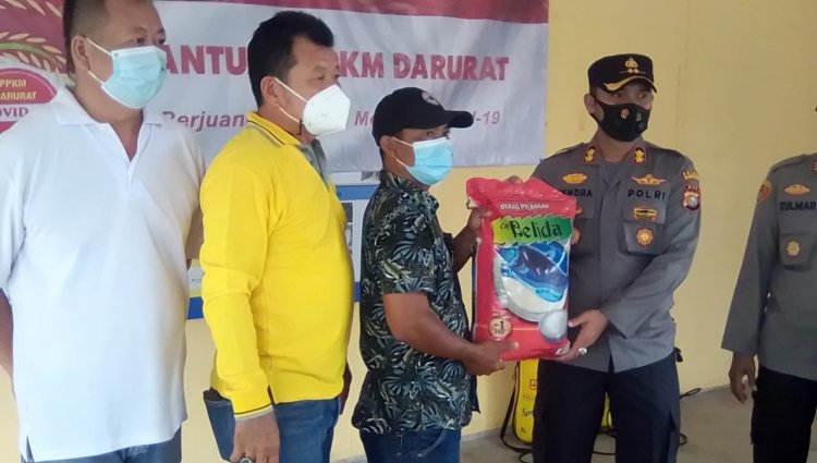 Kapolres Bengkalis  Bagikan Sembako Untuk Masyarakat Desa Teluk Pambang Terdampak Covid-19