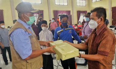 Ajak Masyarakat Patuhi Prokes, Bupati Siak Alfedri Bagikan Masker