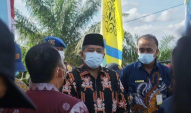 Bupati Alfedri Serahkan Masker dan Beras di Kerinci Kanan