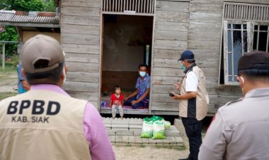 Anjurkan Dirawat di Rumah Sakit, Bupati Siak Alfedri Tinjau Warga yang Isoman di Rumah