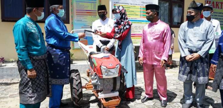 Bupati Siak Alfedri Serahkan Traktor Tangan ke Kelompok Tani KWT Kampung Kumbaran Utama
