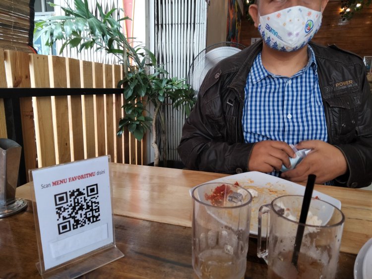 Pesan Menu tak Perlu Panggil Pelayan, Scan QR Code Saja