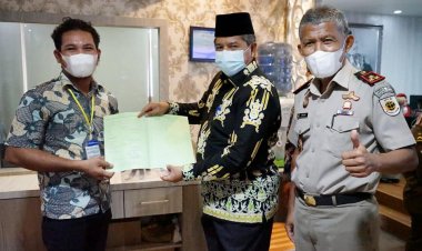 Bupati Siak Alfedri Serahkan Sertifikat Tanah Gratis ke Masyarakat