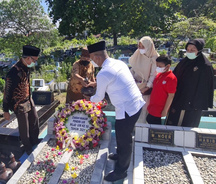 Milad ke-59 UIR, Rektor Ziarahi Makam Pendiri Guru Besar 'Uji Nyali' di Parade Puisi