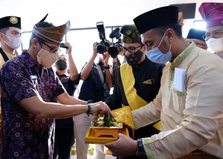 Istana Sayap Kesultanan Pelalawan Undang Sandiaga Uno Hadiri Upacara Adat Penabalan Akbar