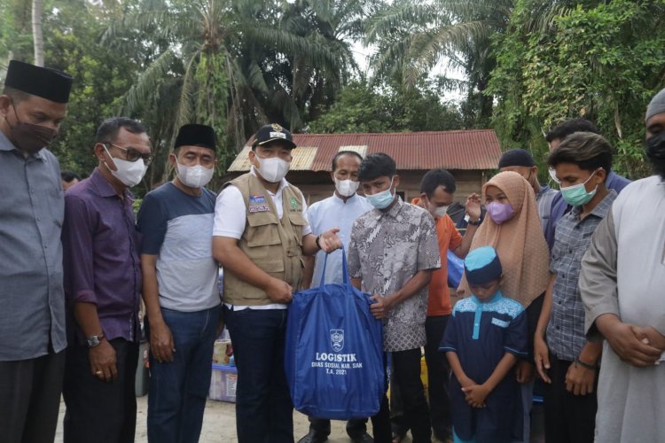 Wabup Salurkan Bantuan Kebakaran di Kampung Pinang Sebatang
