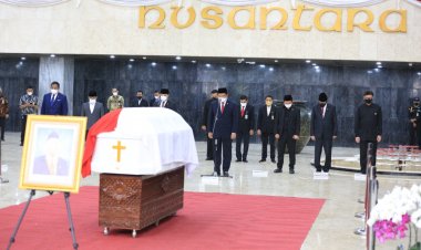 Pimpinan DPD RI Lepas Jenazah Sabam Sirait