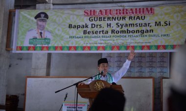 Kunjungi Pesantren Darul Fikri, Gubernur Riau Berbagi Alquran dan Masker