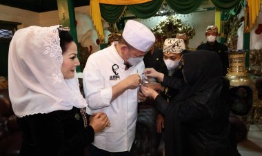 Hadiri Tradisi Panjang Jimat, LaNyalla Disematkan Pin Kasultanan Kanoman Cirebon