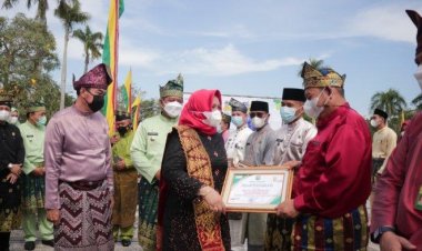 Kadis PU PU Tarukim Siak Terima Penghargaan Taman TSA Pelopor RBRA di Indonesia
