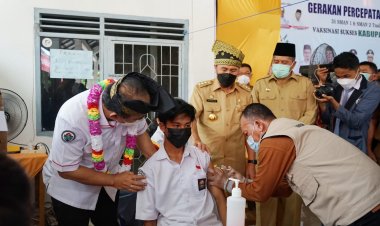 Bupati dan Wabup Siak Dampingi Wamendes PDTT Tinjau Vaksinasi Pelajar