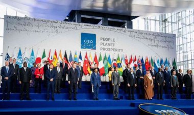 Presiden Jokowi di Barisan Depan Paling Tengah Pada Sesi Foto KTT G20