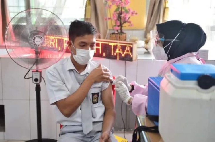 Tinjau Vaksinisasi di SMAN 11, Gubri Ingatkan Warga Sekolah Patuh Prokes