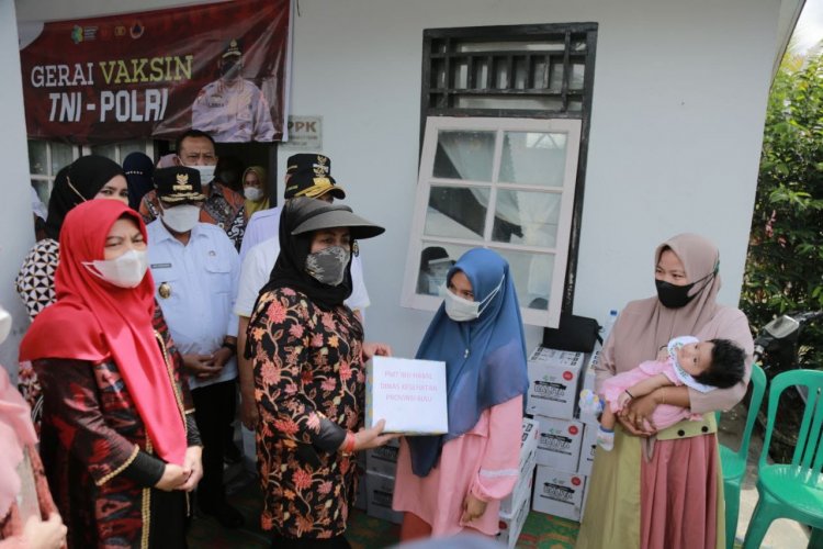TP PKK Riau Berikan Bantuan PMT untuk Balita dan Ibu Hamil di Desa Rokan Koto Ruang