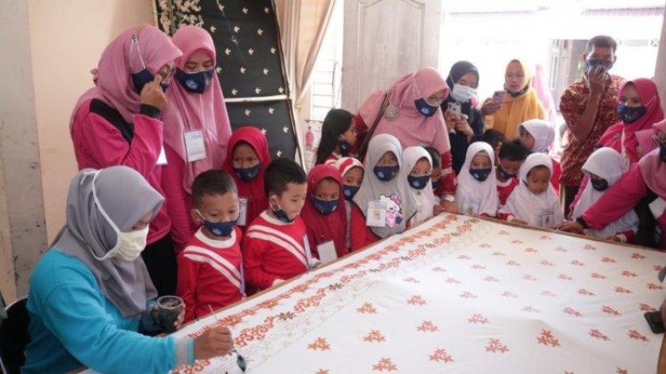 Ketua Dekranasda Siak Ajarkan Anak TK Membatik