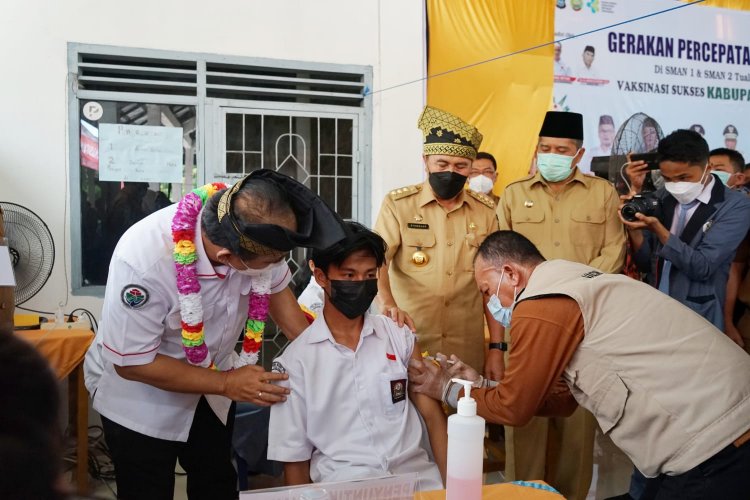 Bupati dan Wabup Siak Dampingi Wamendes PDTT Tinjau Vaksinasi Pelajar