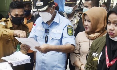 Tinjau Vaksinasi di Keritang Hulu, Wabup Inhil Serahkan Sertifikat Vaksin