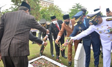 Upacara dan Penaburan Bunga Memperingati Hari Pahlawan digelar TMP Kusuma Dharma Pekanbaru