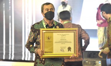 Gubernur Riau Terima Anugerahan Paramakarya 2021