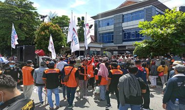 Tuntut Kenaikan Upah, KSBSI Demo di Depan Kantor BPS Provinsi Riau